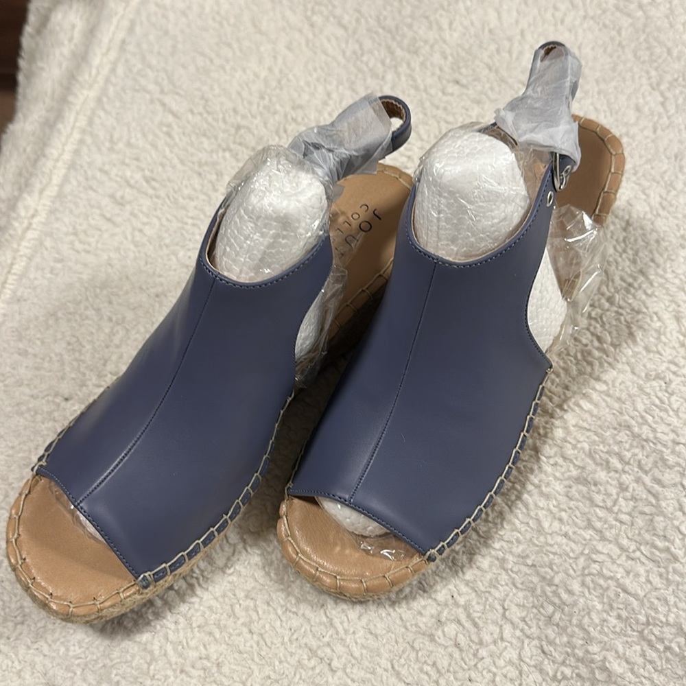 Journee Collection Crew sandales in blue. Never worn in blue.